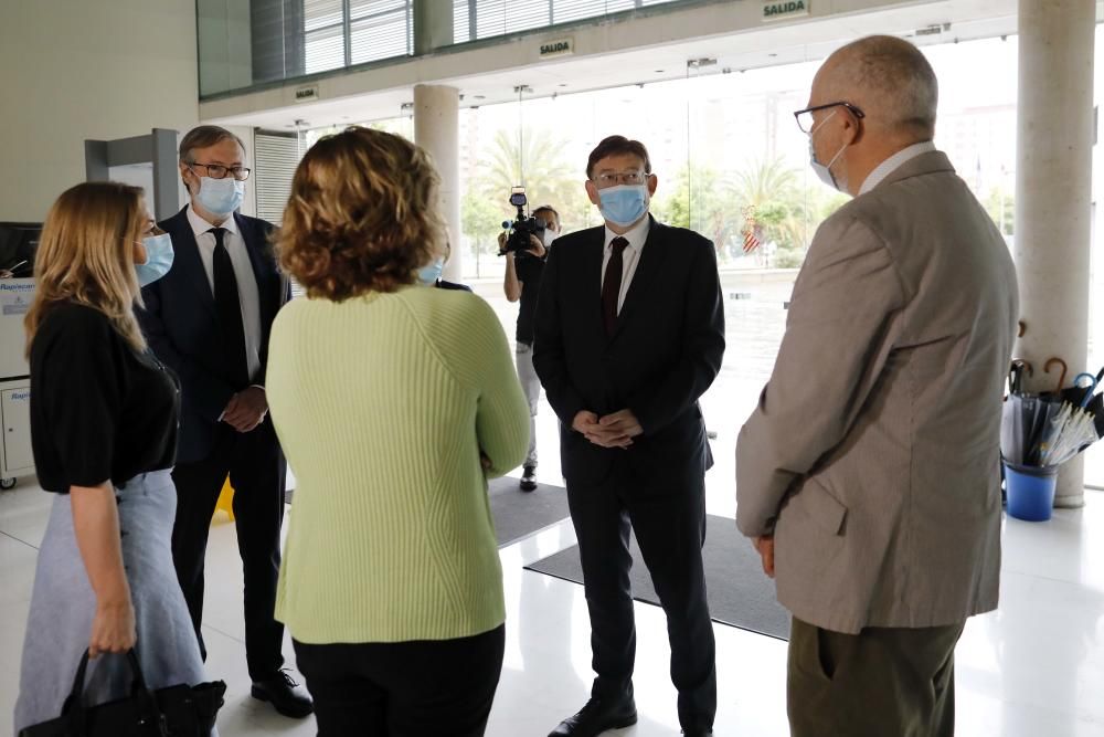 Visita de Ximo Puig y Ana Barceló a las instalaciones de Fisabio, donde se desarrolla un test rápido del coronavirus que costará sólo 1 euro.