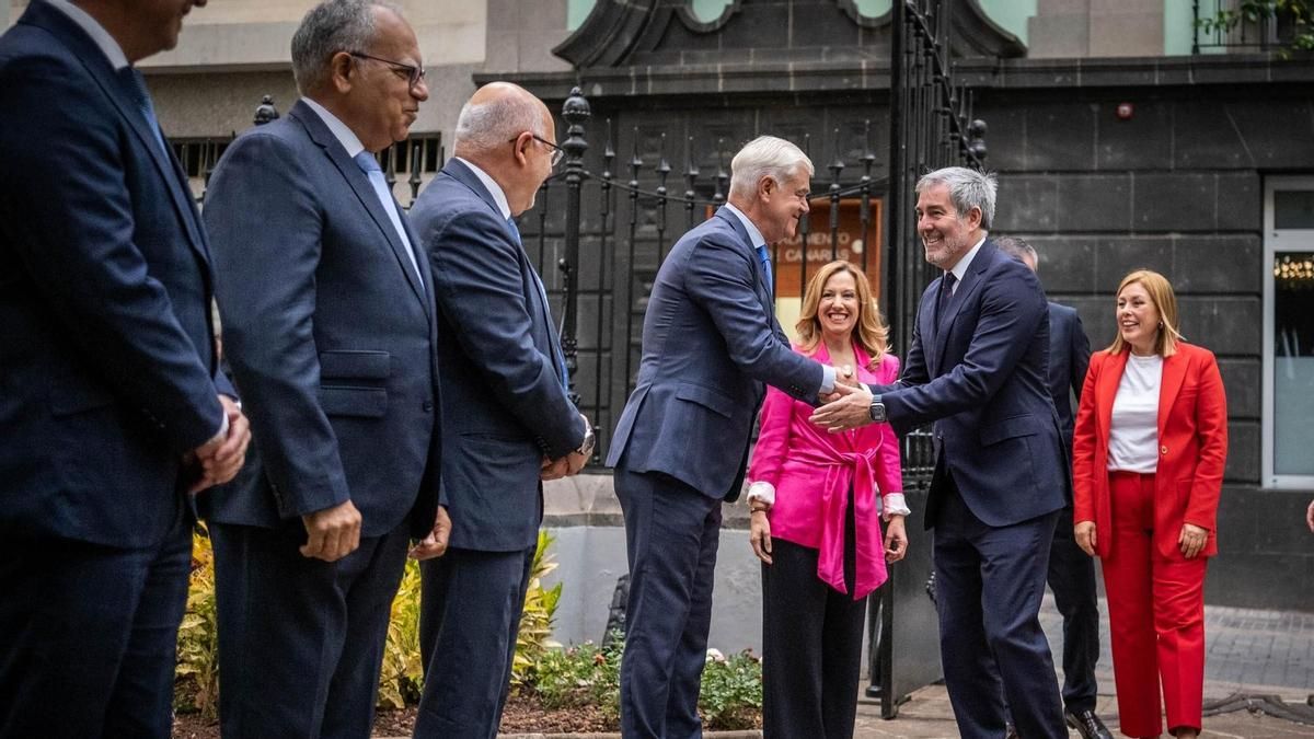 El presidente Fernando Clavijo saluda a Alpidio Armas en presencia de Rosa Dávila, Antonio Morales y  Casimiro Curbelo en un la Primera Conferencia de Presidentes de Cabildos celebrada en el Parlamento.