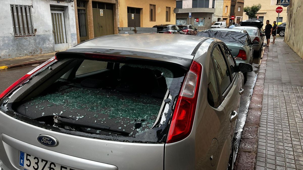 Vídeo: Lunas de coches destrozadas en Nules