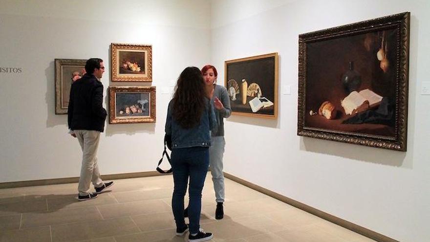 Visitantes ayer en la presentación de la nueva exposición de la pinacoteca.