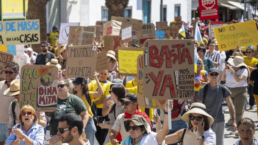 La manifestación Canarias tiene un límite 18M en Lanzarote, en imágenes