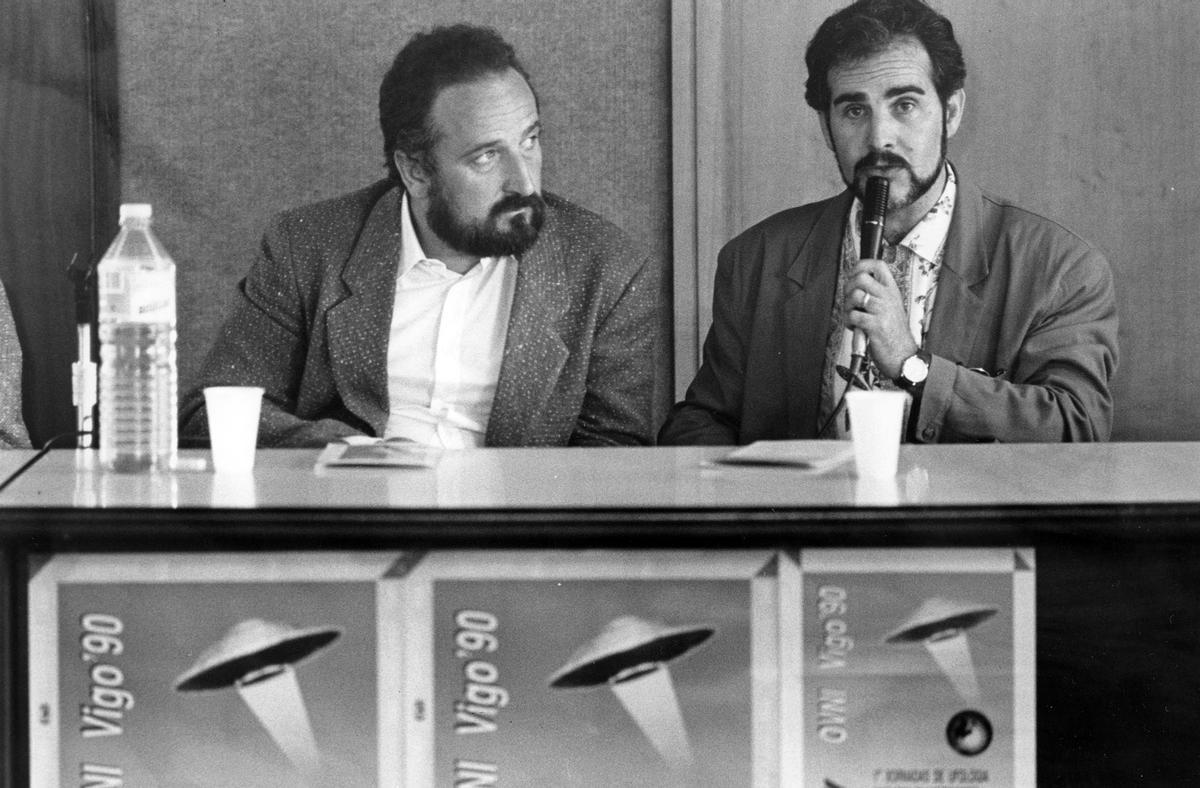 Lice Moreno (iz.) y Fernando Magdalena, en las jornadas de ufología de Vigo, en 1990.