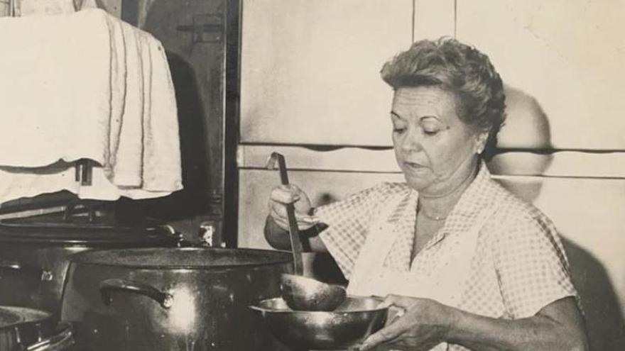 María Ángeles Quirós Fernández cocinando, en una imagen de archivo cedida por la familia Morán.