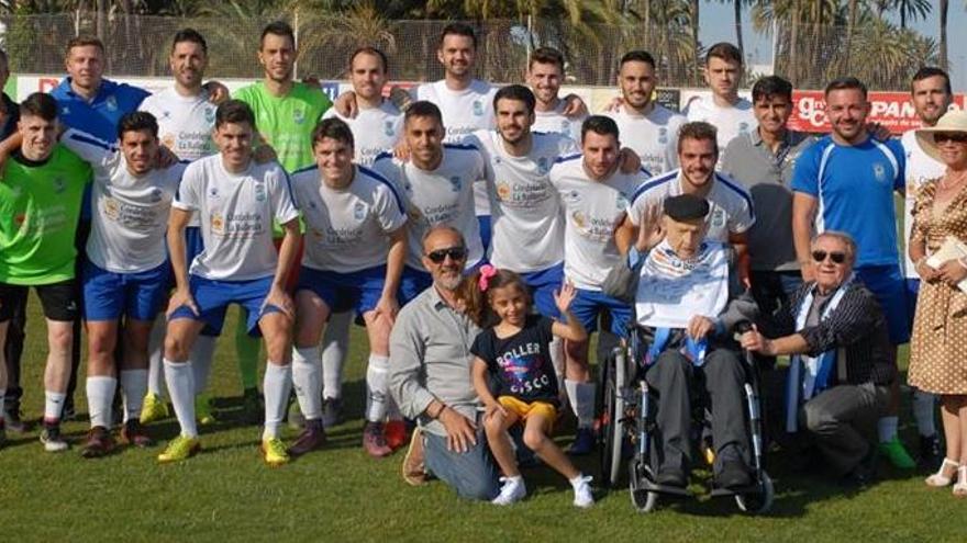 Los jugadores del Callosa junto a José Baeza y sus familiares antes del partido del pasado domingo frente al Pinoso