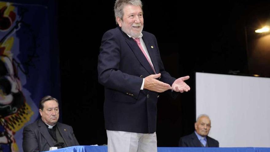 De izquierda a derecha, José Bértolo, Gumersindo Espiña y Dositeo Valiñas, ayer, en la gala.