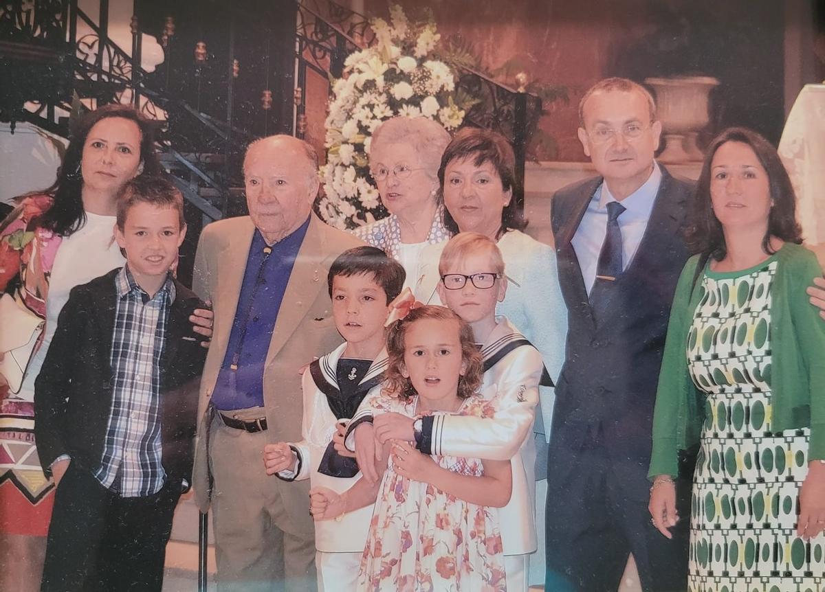 Juan Ureña, con su mujer, hijas y otros familiares, en la comunión de uno de sus cuatro nietos hace años.