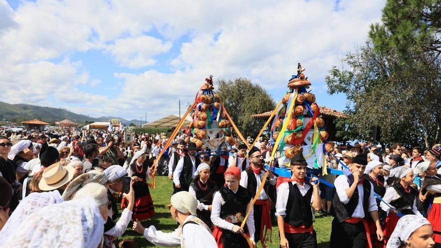 Devoción, vestimentas tradicionales y reencuentros familiares en La Regalina: “Orgullo y privilegio estar aquí en una fiesta que nos rodea de toda nuestra esencia”