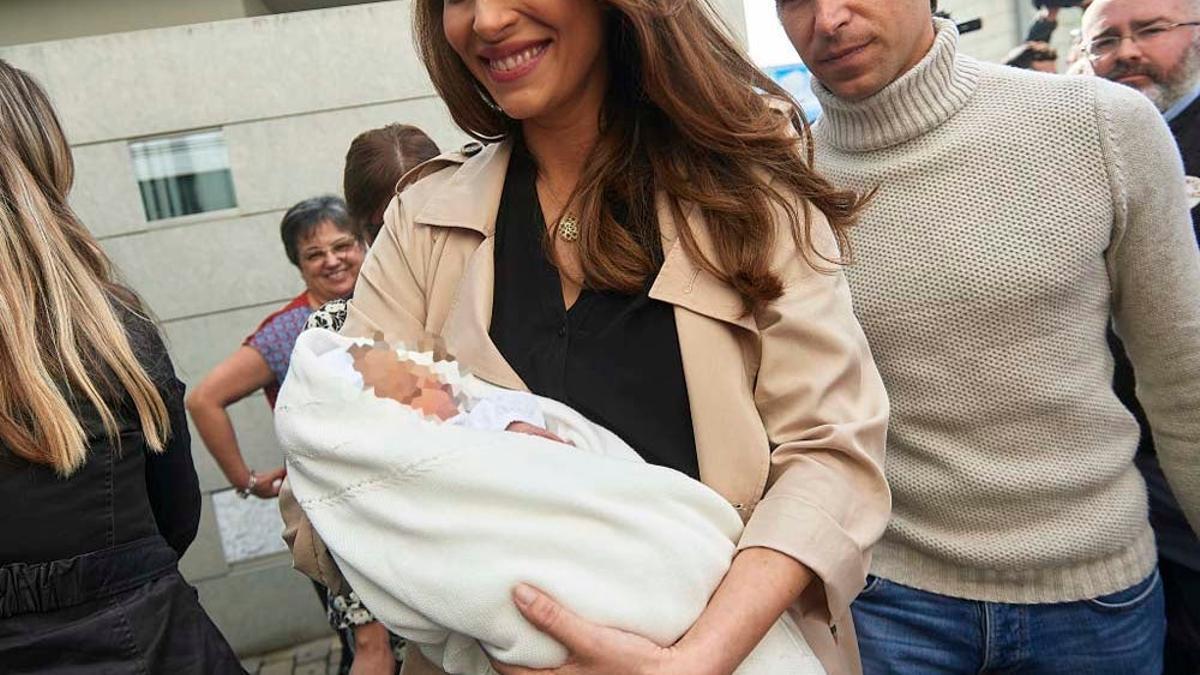 Eva González y Cayetano Rivera presentan a su hijo