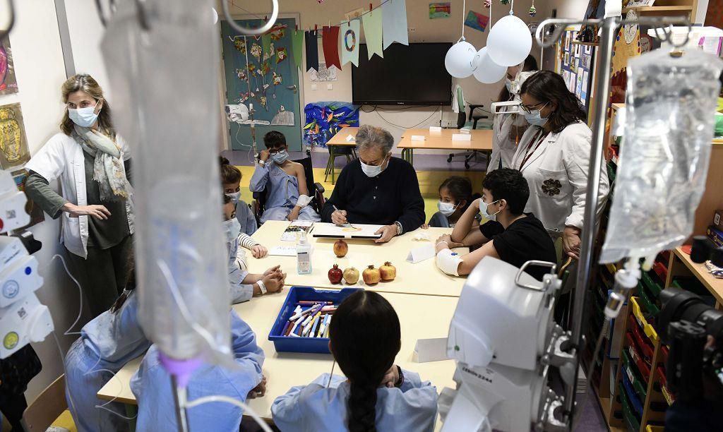 Pedro Cano lleva la pintura a Oncología Infantil de la Arrixaca