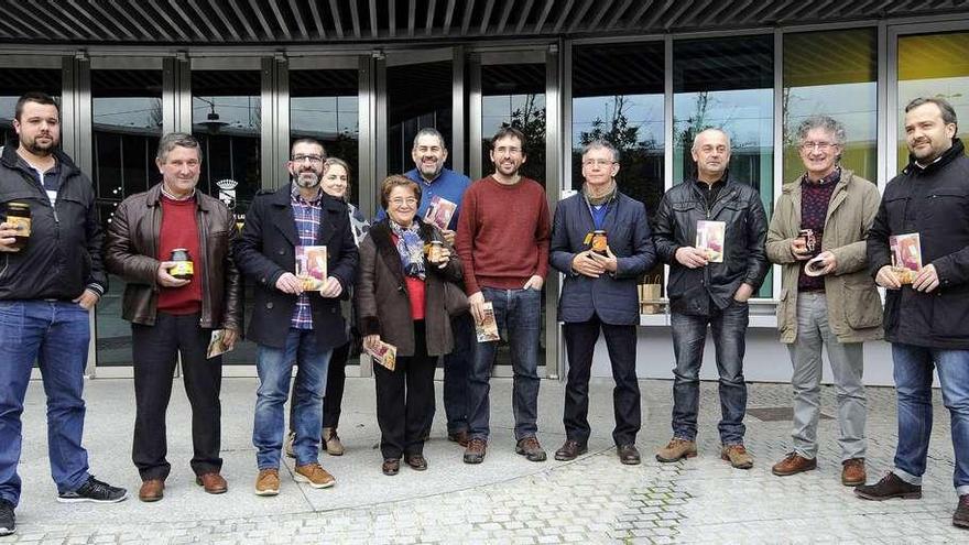 Productores lalinenses y miembros del grupo de gobierno presentaron ayer la iniciativa. // Bernabé/Javier Lalín