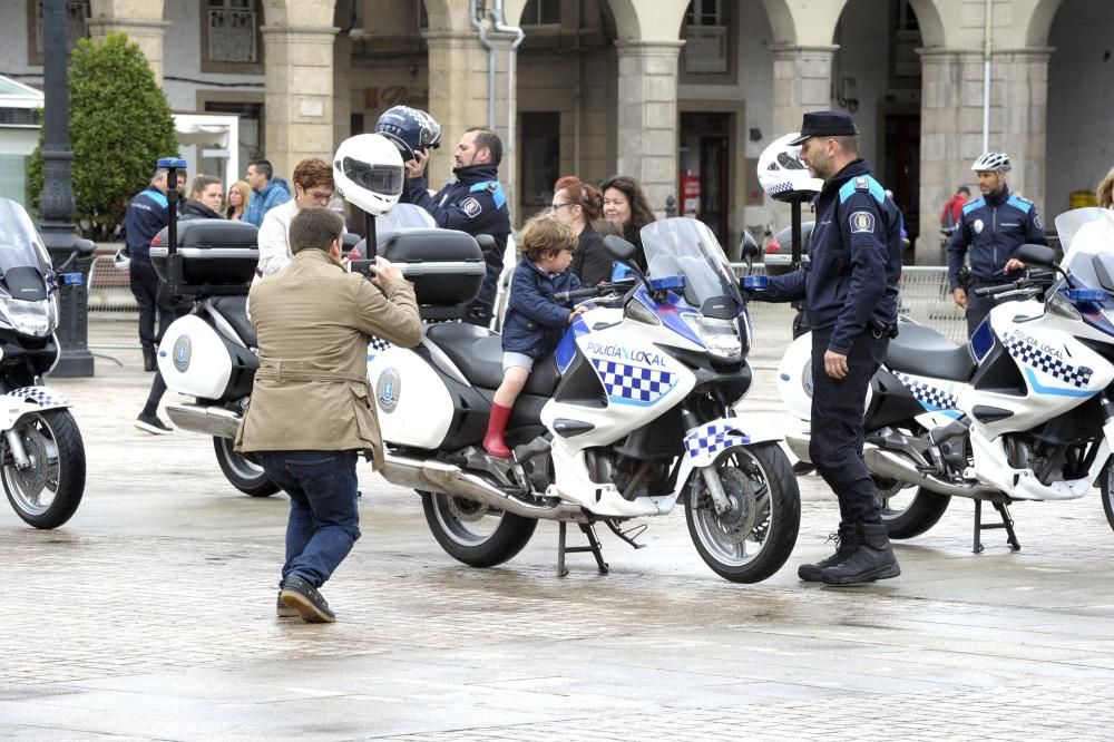 26 agentes reciben la medalla de permanencia por sus 30 años de servicio, funcionarios del cuerpo jubilados durante el 2016 fueron condecorados y otros 6, medalla a la trayectoria profesional ejemplar