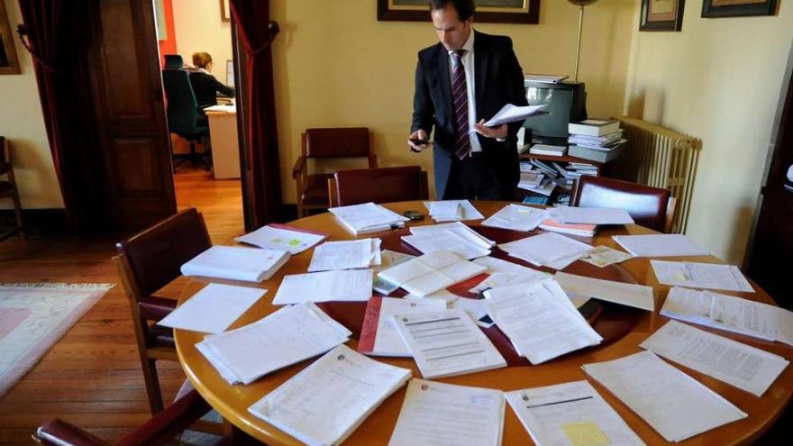 El alcalde de Vilagarcía, Tomás Fole, en el despacho de Ravella con los expedientes municipales. // Iñaki Abella