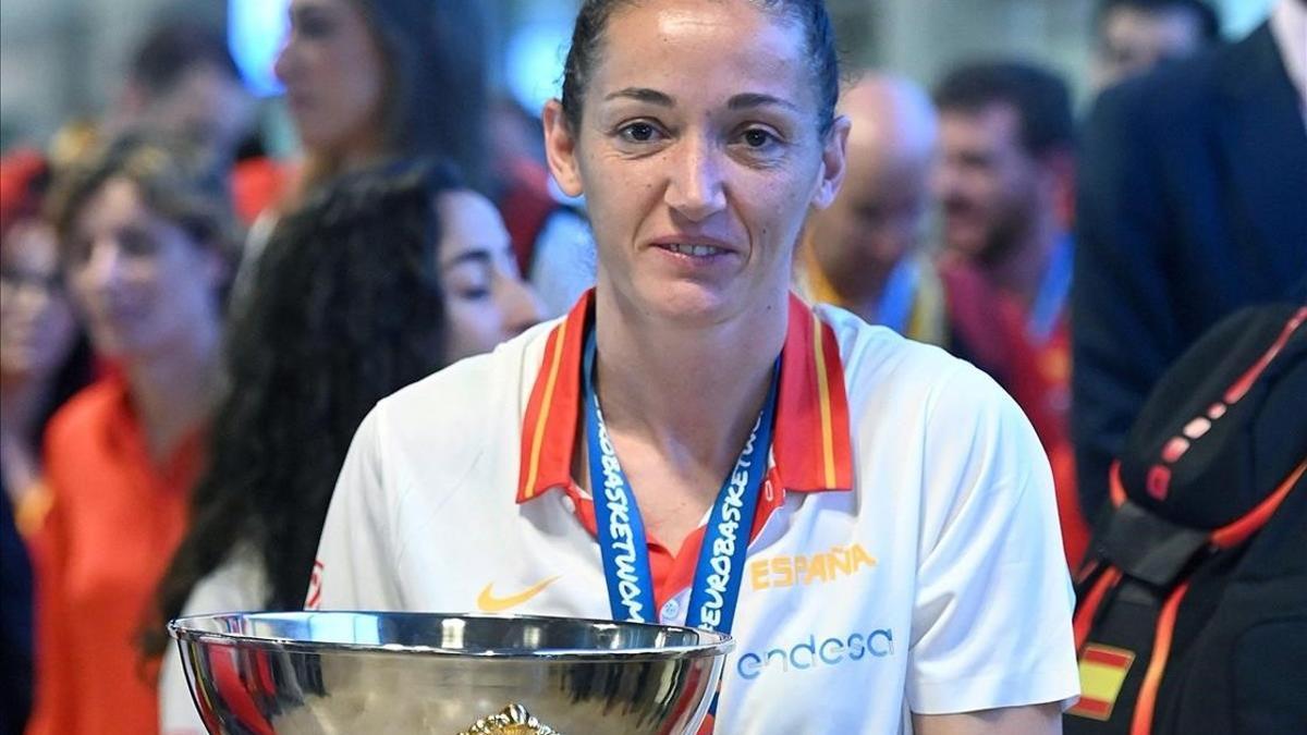 Laia Palau, capitana de la selección, posa con el trofeo del Eurobasket conquistado en 2019