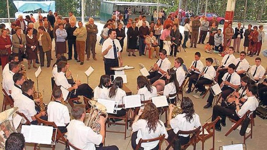 Alberto Currás dirigiendo a los componentes de la banda &quot;Airiños do Morrazo&quot;.  // Gonzalo Núñez