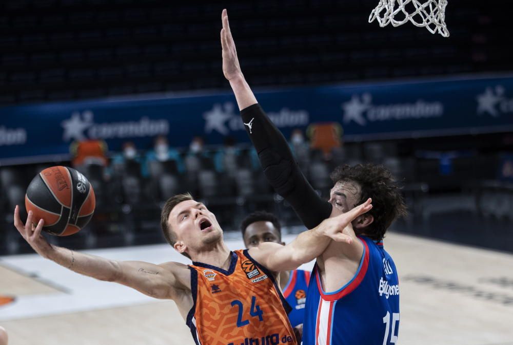 Partido Euroliga entre Anadolu Efes y Valencia Basket