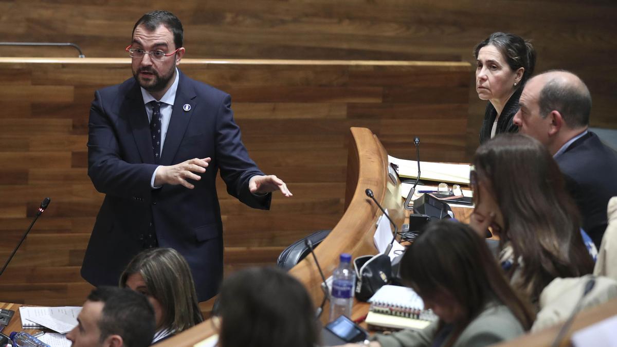 El presidente del Principado, Adrián Barbón, responde a las preguntas de la oposición en el pleno de la Junta General.