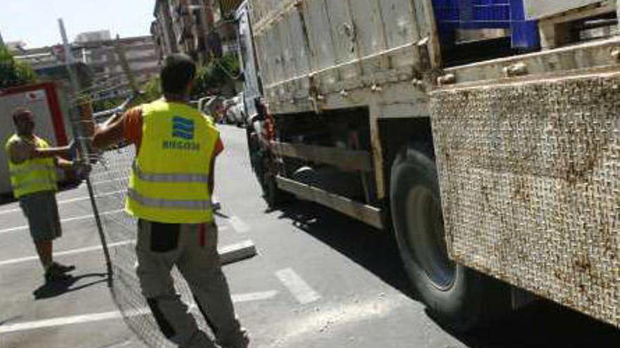 Operarios preparan el inicio de las obras en Padre Esplá.