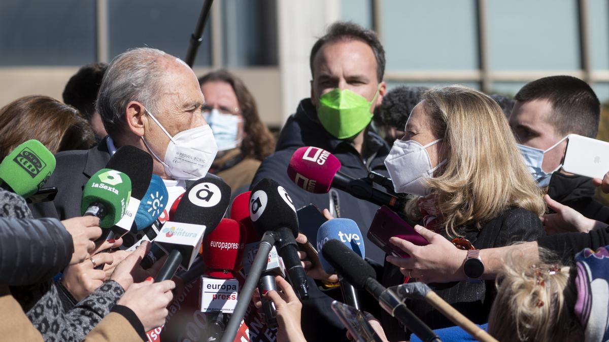 El jubilado Carlos San Juan, promotor de la campaña 'Soy mayor, no idiota' con la vicepresidenta Nadia Calviño tras la entrega de firmas para pedir cambios en la banca