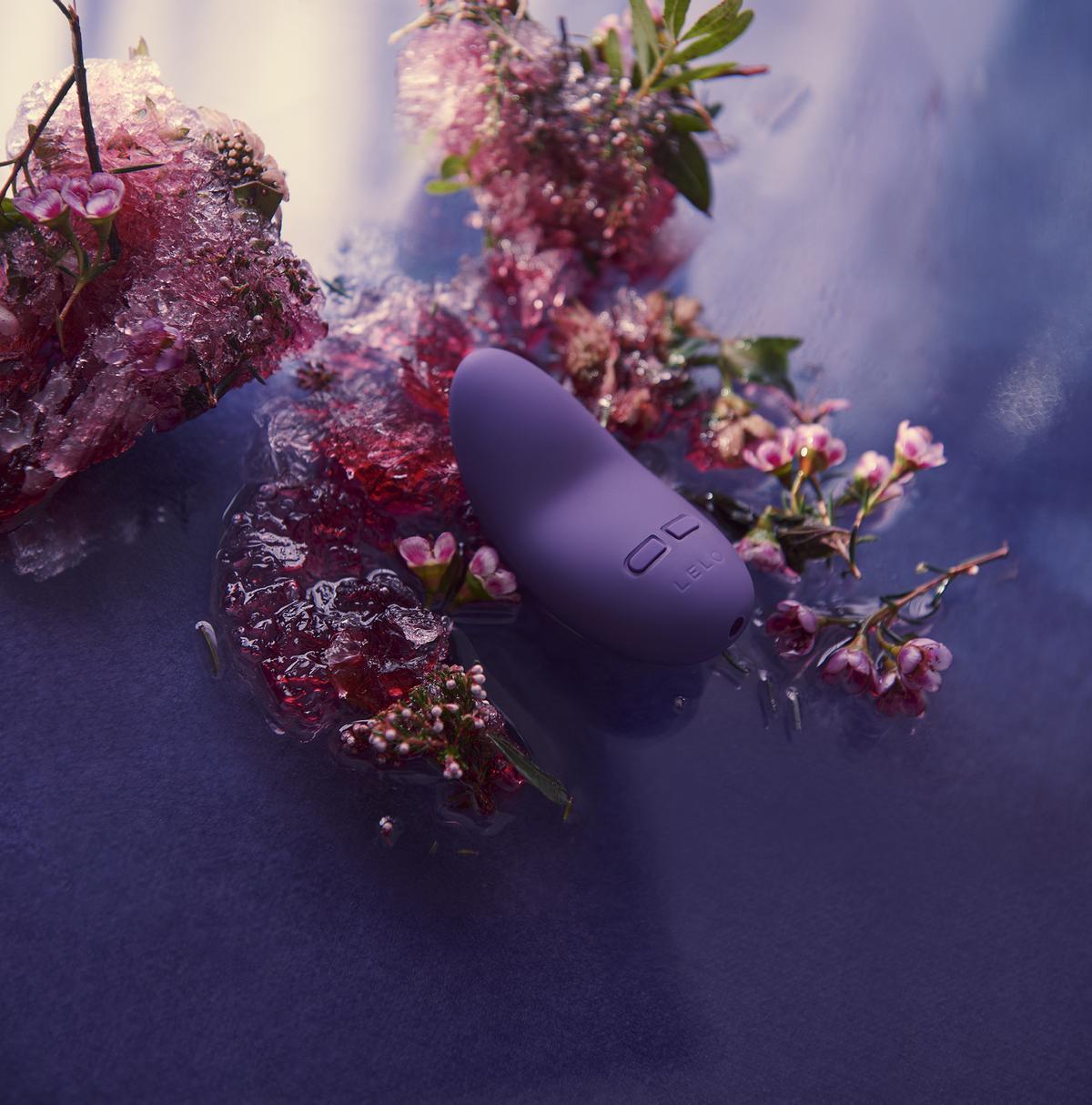 El vibrador de clítoris con aromas LILY™ 2 ofrece 3 fragancias diferentes: chocolate y Burdeos, rosa y glicina y lavanda y miel de manuka.