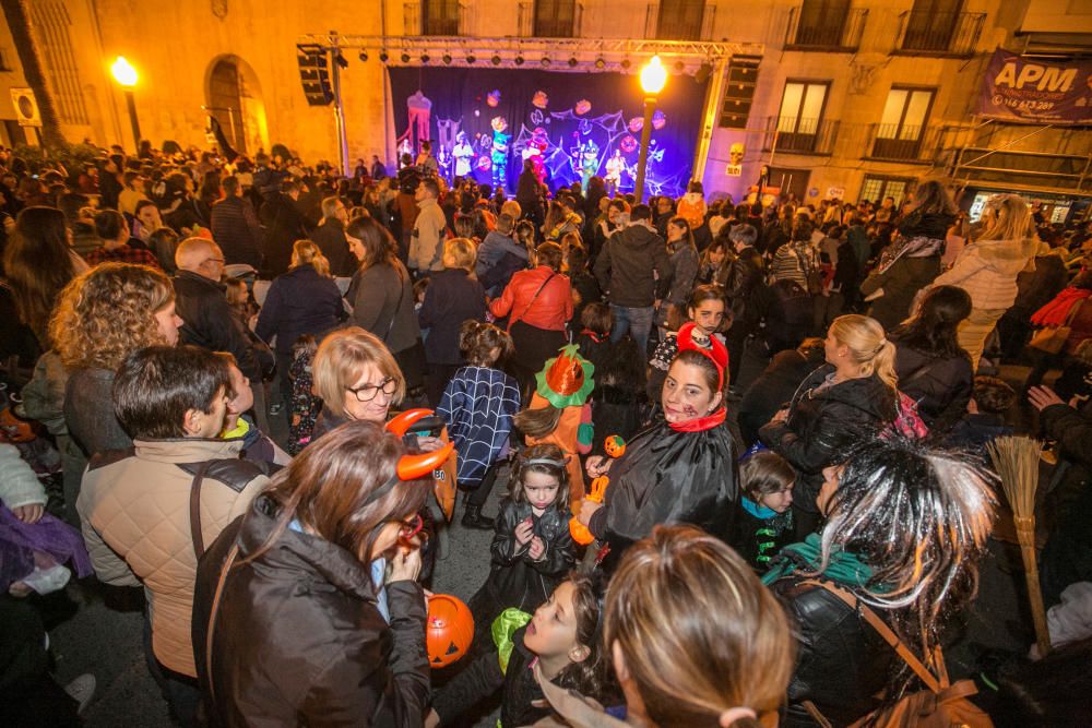 El dispositivo de seguridad surte efecto y evita una «batalla» de harina, espuma y aerosoles entre los jóvenes que celebran la Noche de los Muertos