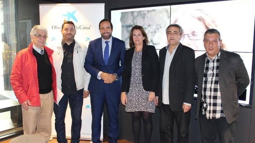 El director de Área de Negocio de CaixaBank en Málaga, Jesús Vega, con miembros de las asociaciones beneficiarias.