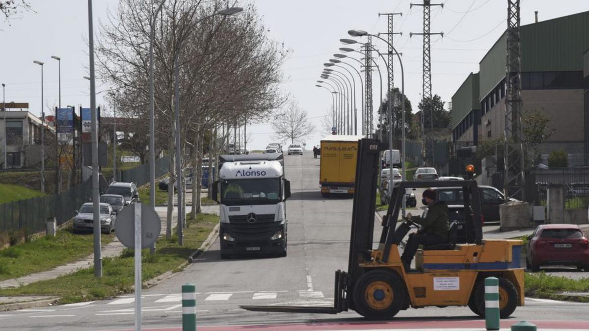 Camions i màquines circulant pel polígon de Bufalvent | ÀLEX GUERRERO