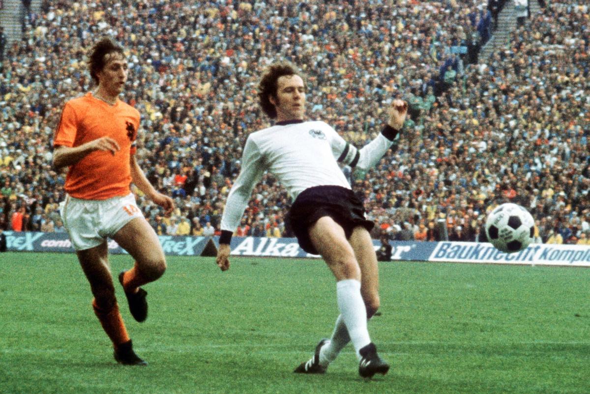 Johan Cruyff y Franz Beckenbauer, en la final del Mundial-74 entre Países Bajos y Alemania en el estadio Olímpico de Múnich.