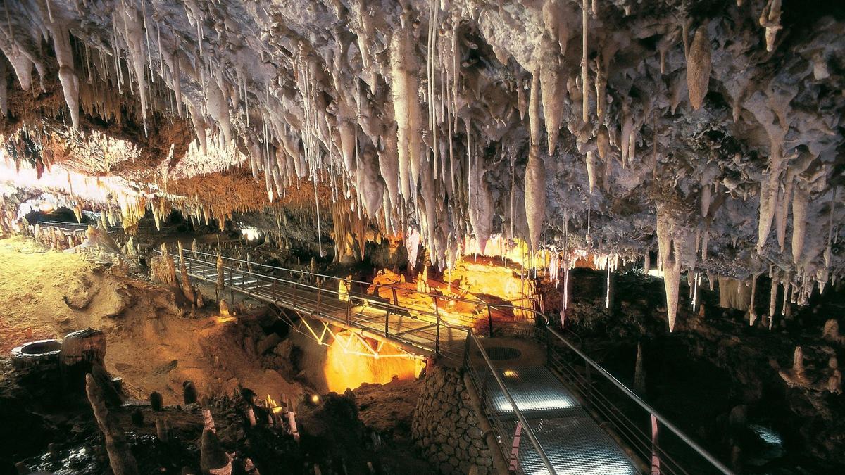 La Cueva El Soplao (Cantabria) contiene miles de formaciones rocosas muy asombrosas e interesantes