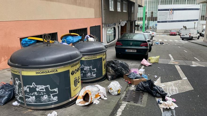 Basura esparcida por la acera y la calzada en la calle Orillamar.