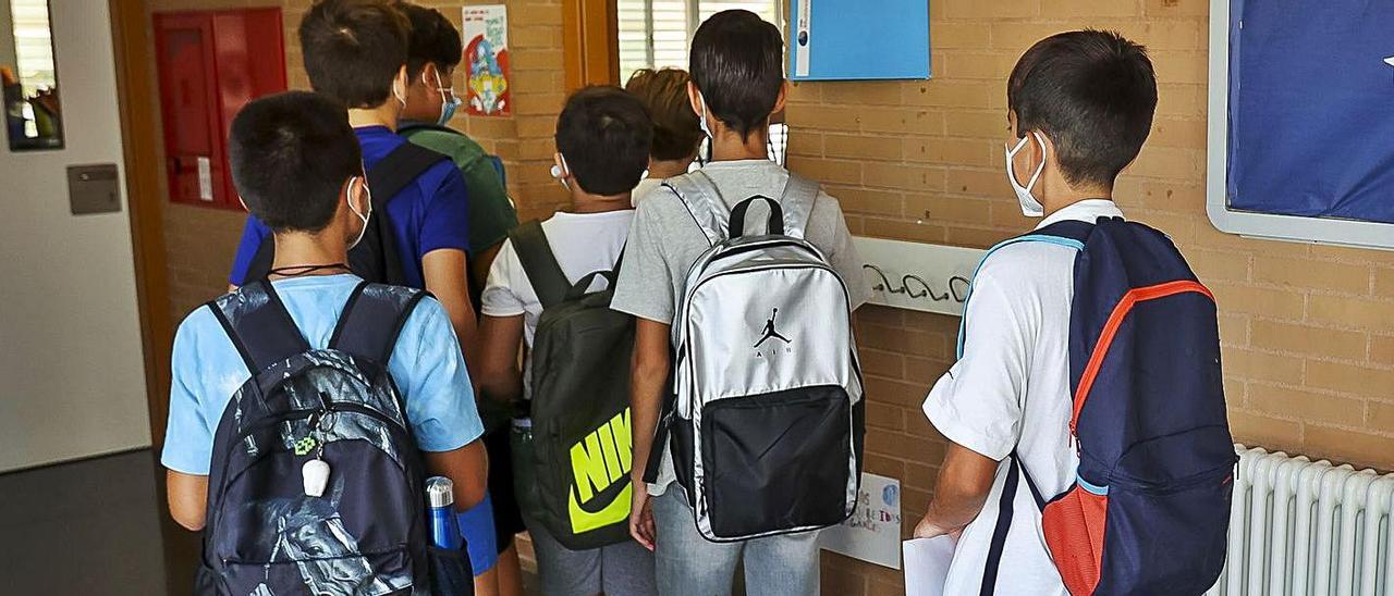Escolares en el arranque del curso en un colegio de Alicante.  |