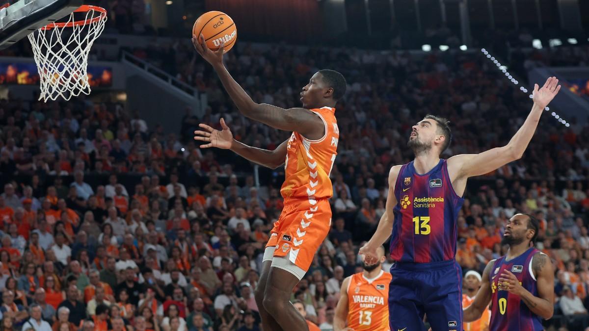 Omari Moore, en una penetración ante la débil defensa azulgrana