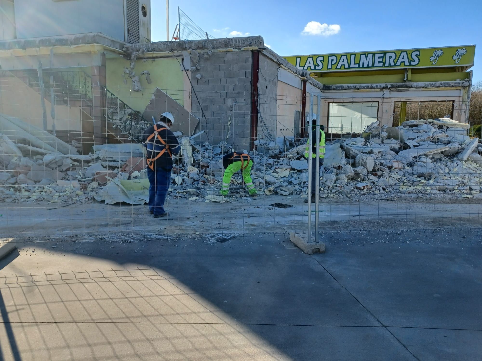 Comienzan los derribos en el área de servicio de la rotonda de Ullaga, en la Pola, tras años de litigios judiciales