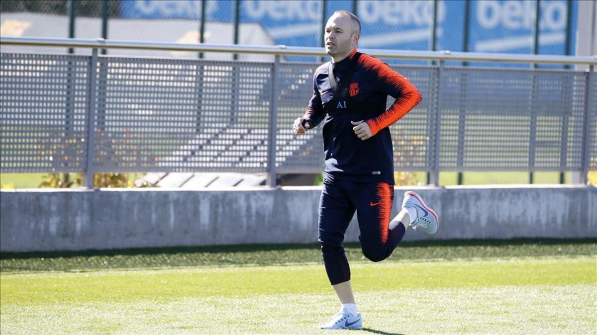 Andrés Iniesta realizando carrera continua en el entrenamiento de este martes