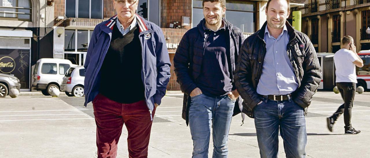 Por la izquierda, Carlos García Cuervo, Samuel Baños y Andrés Buznego, ante la redacción de LA NUEVA ESPAÑA de Gijón.