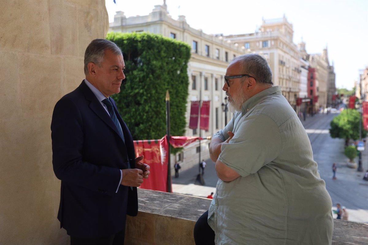 El director Álex de la Iglesia, junto al alcalde de Sevilla, José Luis Sanz, en la sede del Ayuntamiento