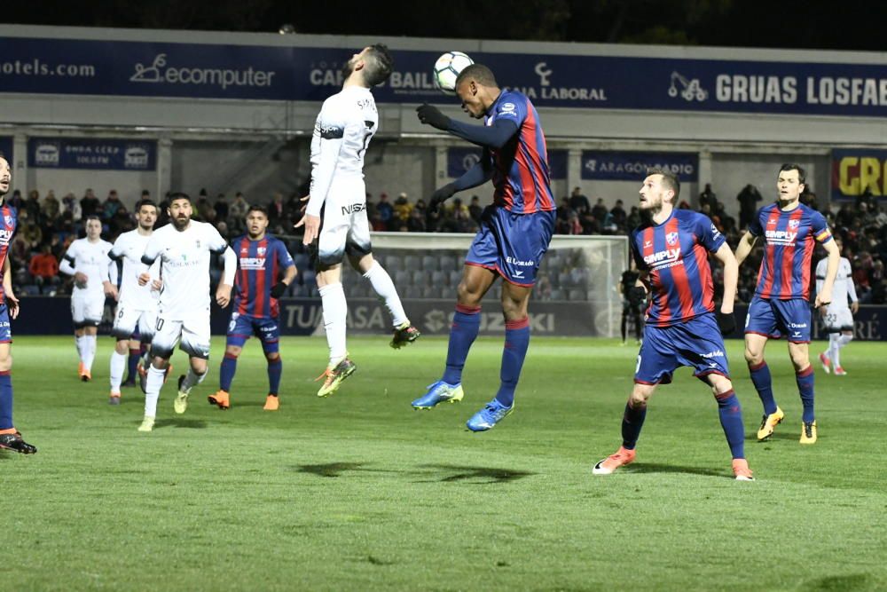 El partido entre el Huesca y el Sporting, en imágenes