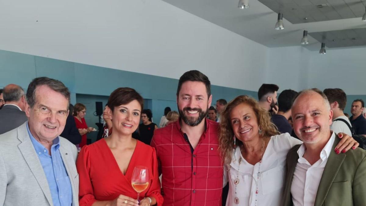 El alcalde de Cambados, en el centro, con Isabel Rodríguez, a su derecha. Junto a Abel Caballero, Carmela Silva y David Regades.