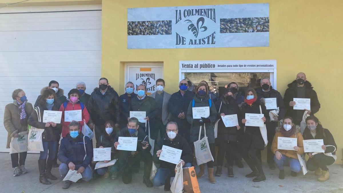 Los alumnos del curso posan con sus diplomas. | Diputación de Zamora