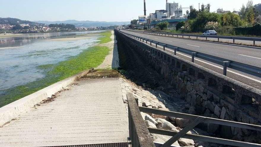 Final de la actual pasarela de las mariscadoras, en Placeres, donde conectaría el paseo. // Costas