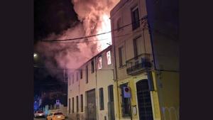 Incendio en una antigua fábrica en Canet de Mar