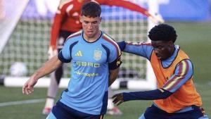 Juanma Herzog controla el esférico ante la presión del delantero del Sunderland Eliezer Mayenda.