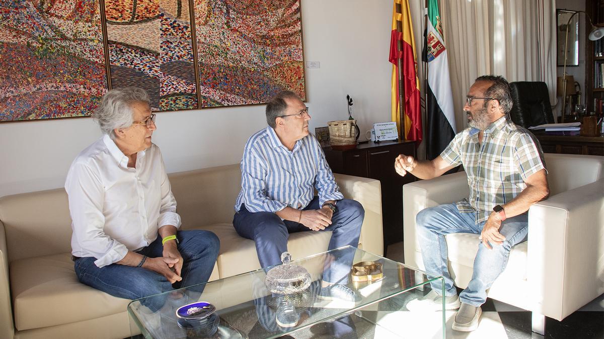 Abelardo Martín y José Manuel Sánchez charlan con Miguel Ángel Morales.