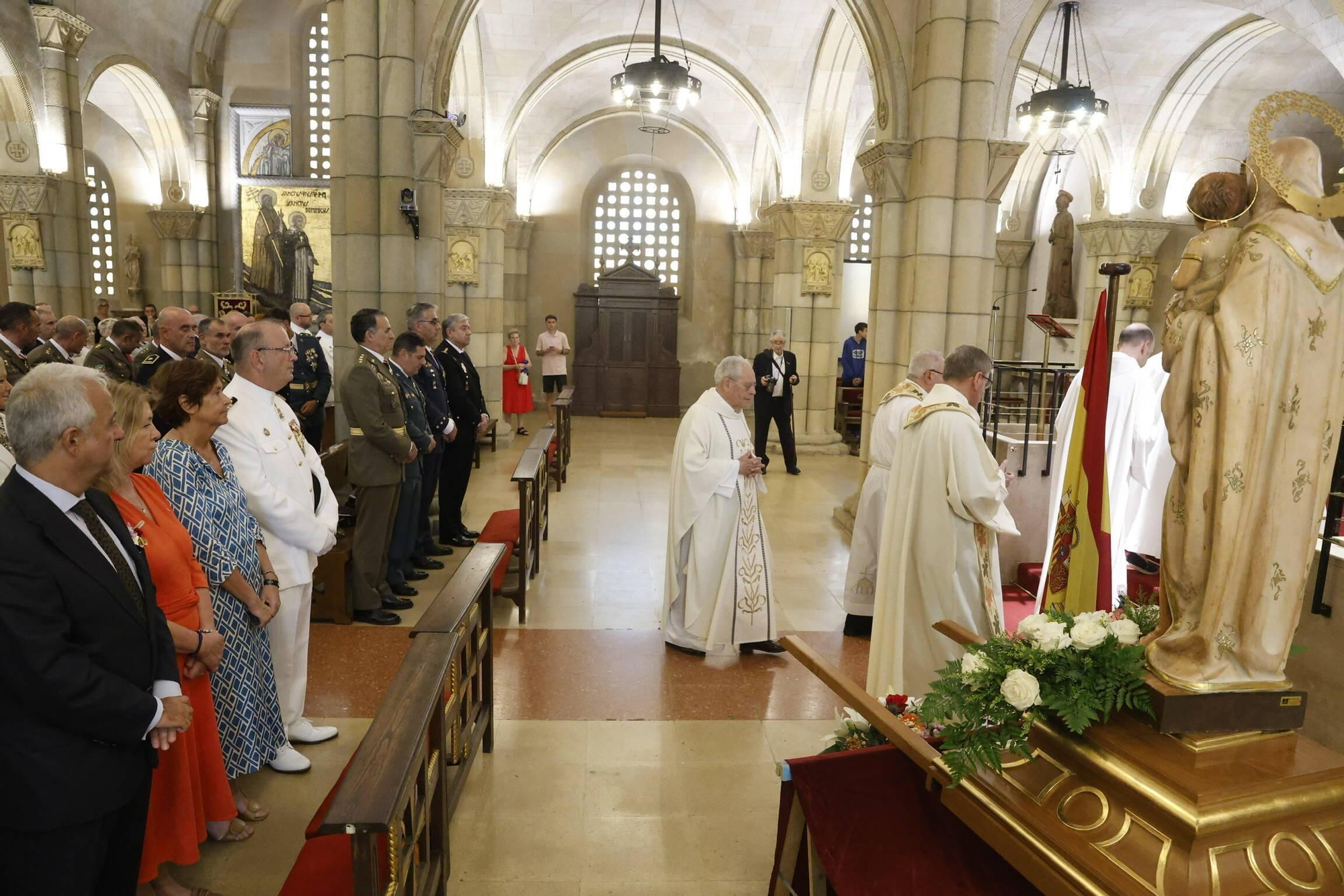 La misa con la Armada y la ofrenda floral del Carmen en Gijón, en imágenes