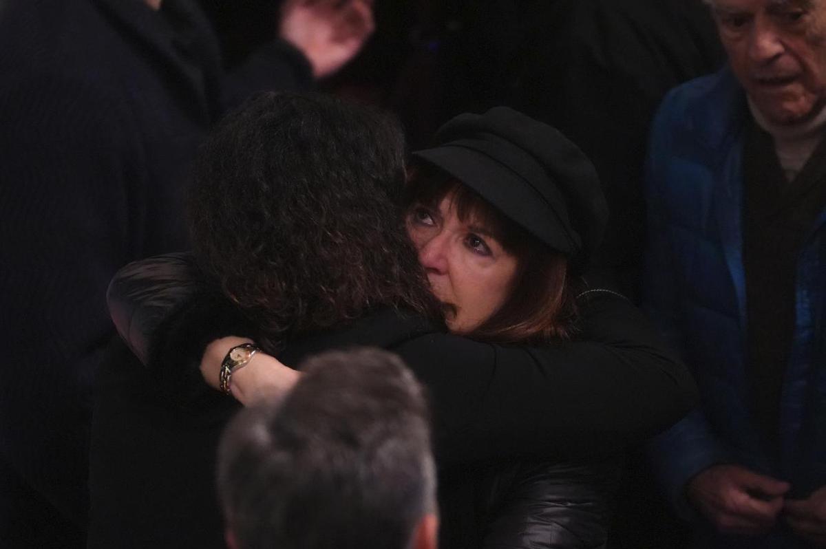 Loles León, visiblemente emocionada, se abraza a María Isasi, hija de Marisa Paredes.
