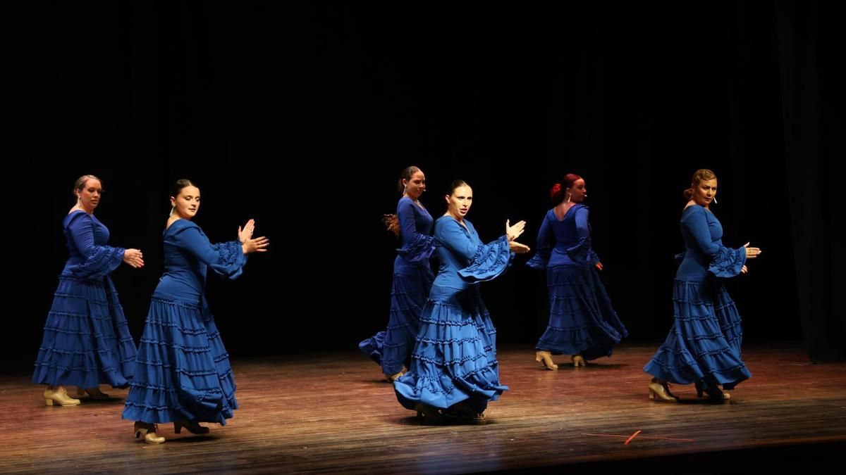 Uno de los bailes de los más de una docena que se exhibieron en el festival de final de curso de la Escuela María Rial.