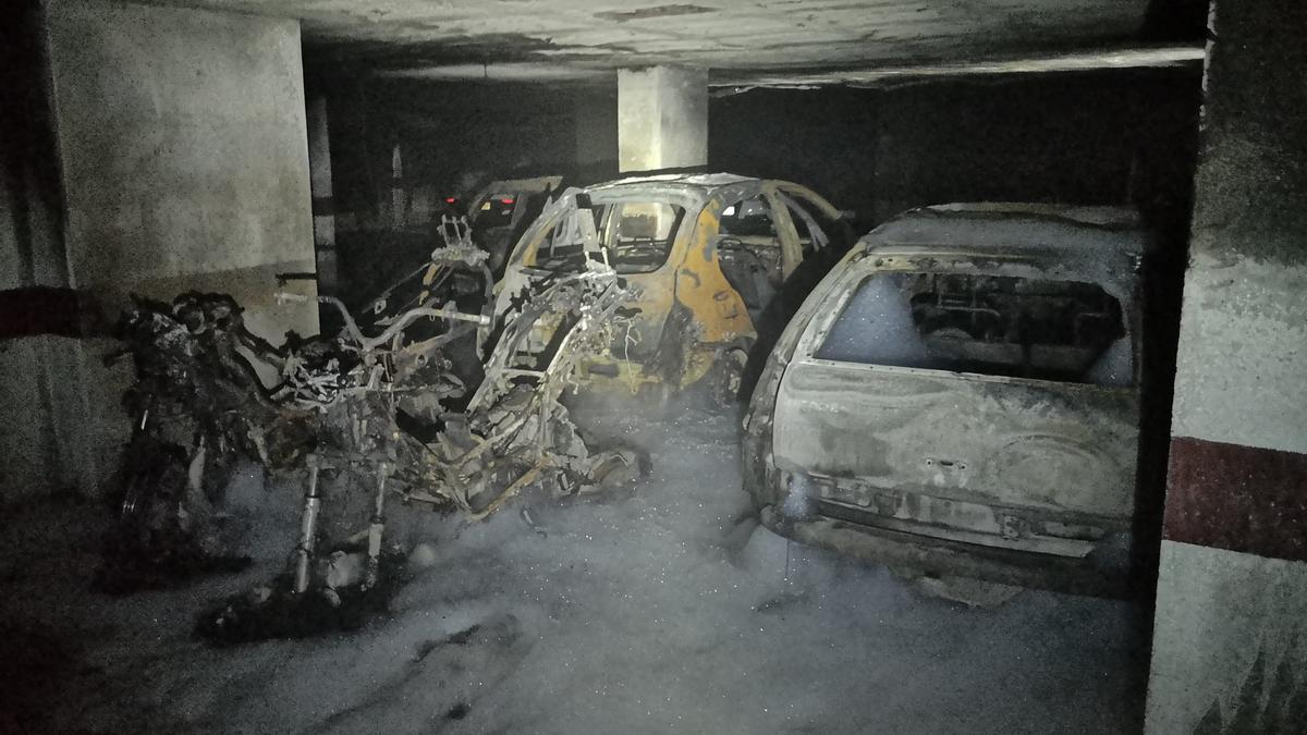 Estado en el que han quedado dos coches y dos motos estacionadas en el garaje de Tomás Forteza tras el incendio.