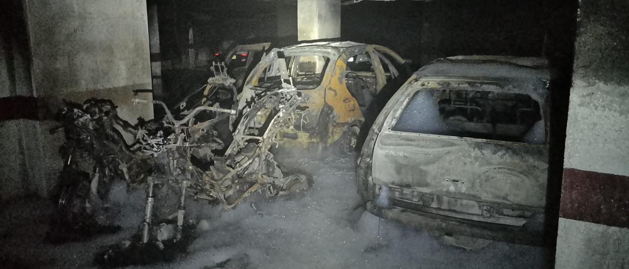 Estado en el que han quedado dos coches y dos motos estacionadas en el garaje de Tomás Forteza tras el incendio.