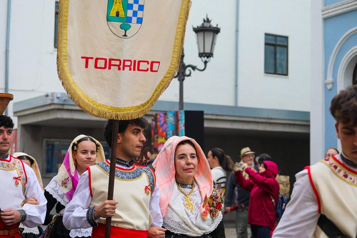 Desfile de indumentaria tradicional