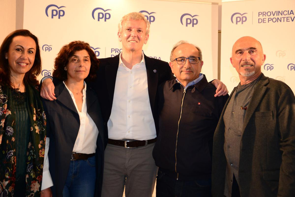 Alfonso Rueda, en el centro, junto a los candidatos de O Morrazo. De izquierda a derecha: María Ramallo, de Marín; Elena Estévez, de Bueu; José Enrique Sotelo, de Cangas; y Javier Carro, de Moaña.