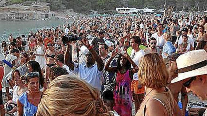 Miles de personas en una fiesta de los tambores de Benirràs, este mismo verano.